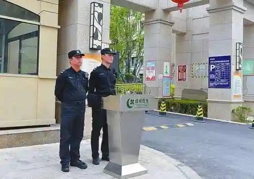 小区门卫阵容插图1