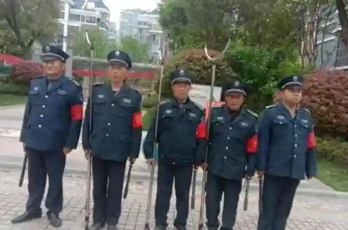 小区门卫阵容插图