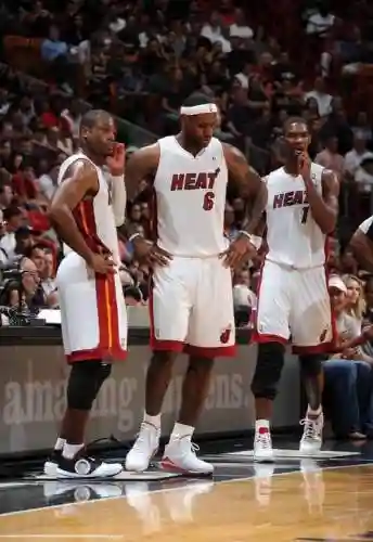 詹姆斯热火阵容搭配,詹姆斯在热火队时候的首发阵容插图1 詹姆斯热火阵容搭配,詹姆斯在热火队时候的首发阵容插图1